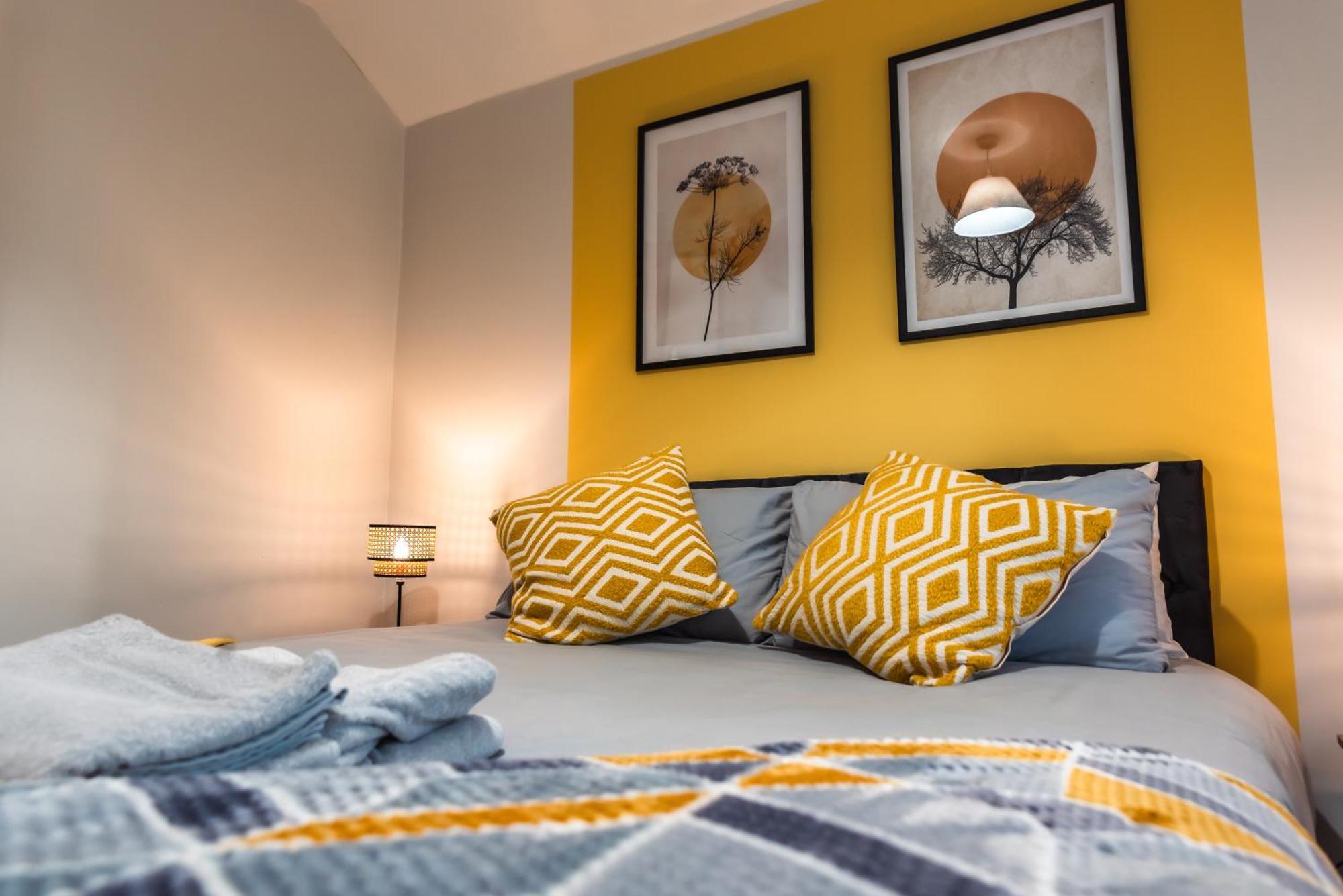 4 Bedrooms, Sleeps 8, Long Term Disc, Driveway * Southampton