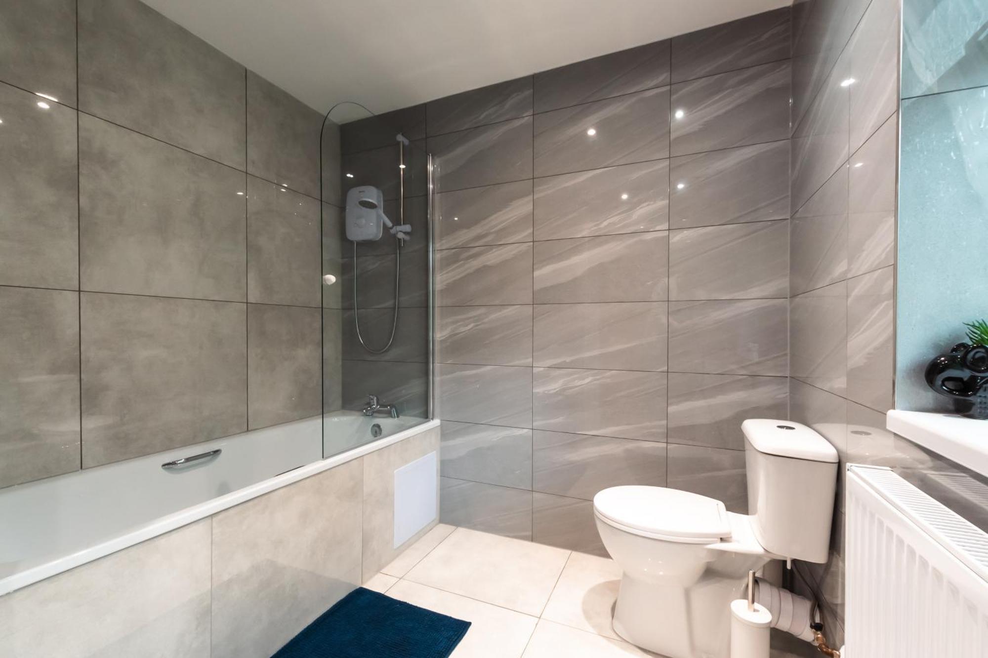 4 Bedrooms, Sleeps 8, Long Term Disc, Driveway * Southampton