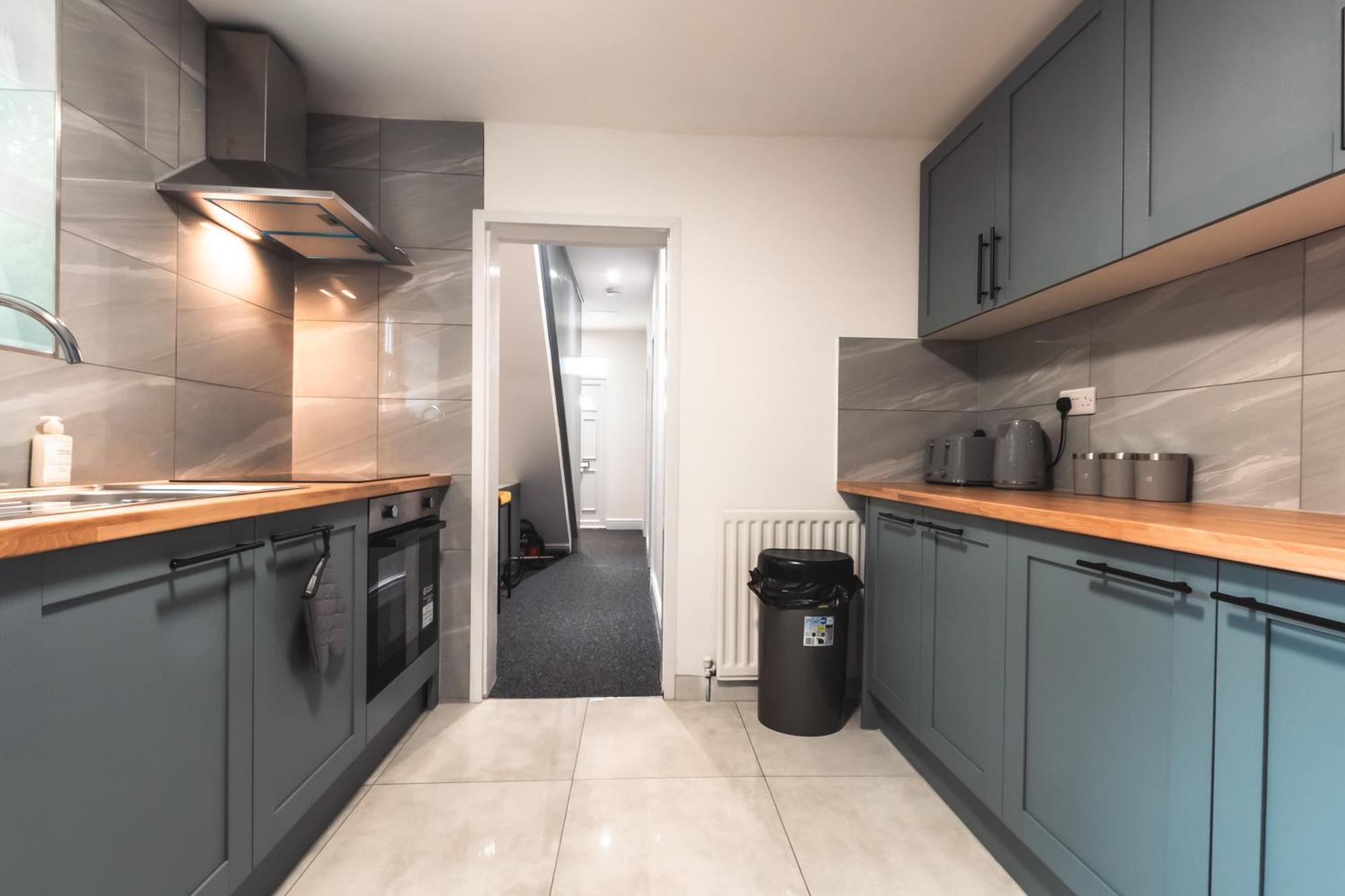 4 Bedrooms, Sleeps 8, Long Term Disc, Driveway Holiday home *