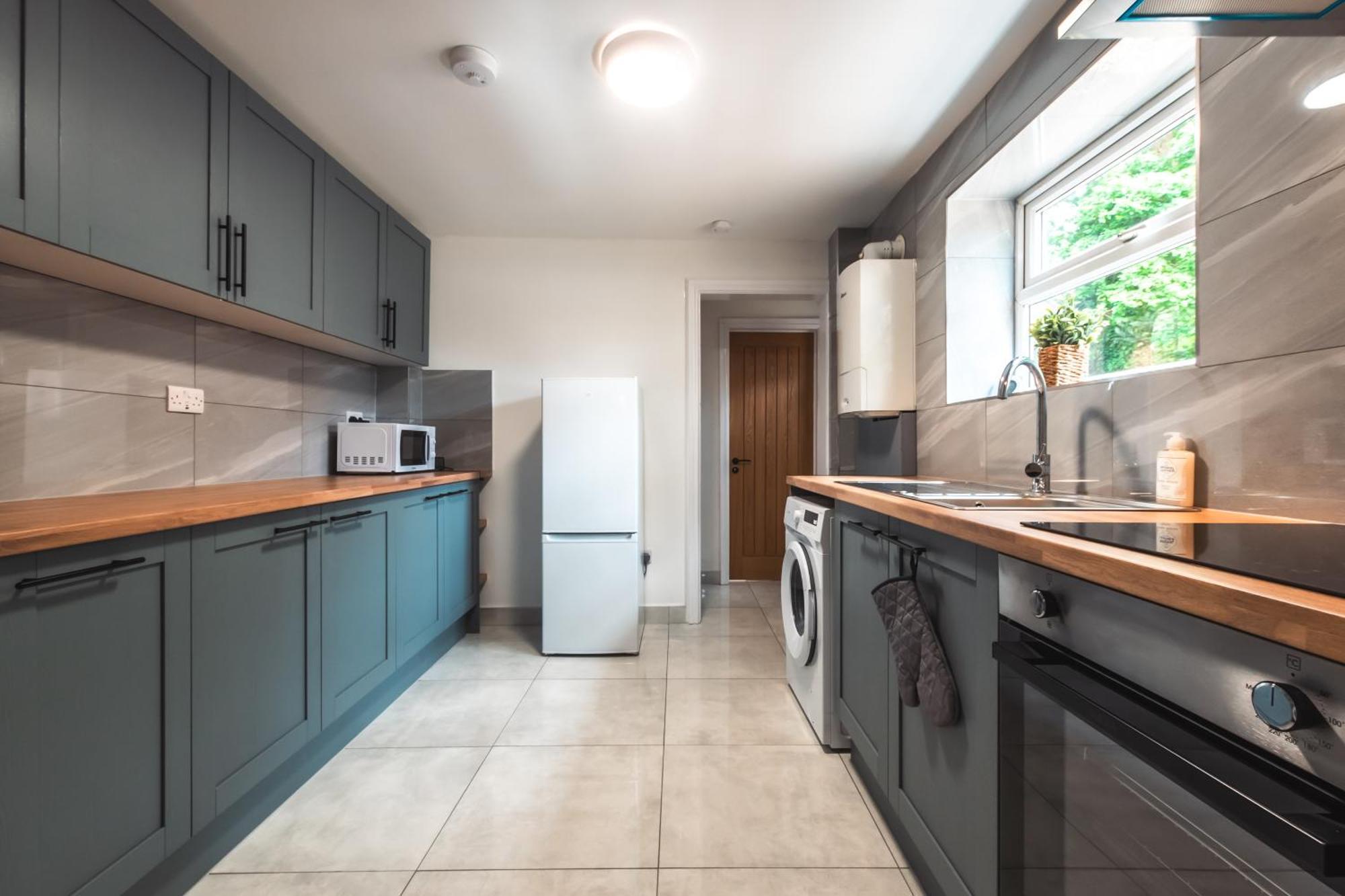 Holiday home 4 Bedrooms, Sleeps 8, Long Term Disc, Driveway Southampton