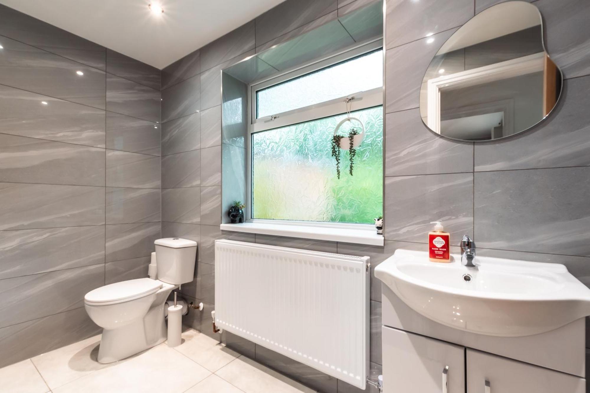 4 Bedrooms, Sleeps 8, Long Term Disc, Driveway Southampton