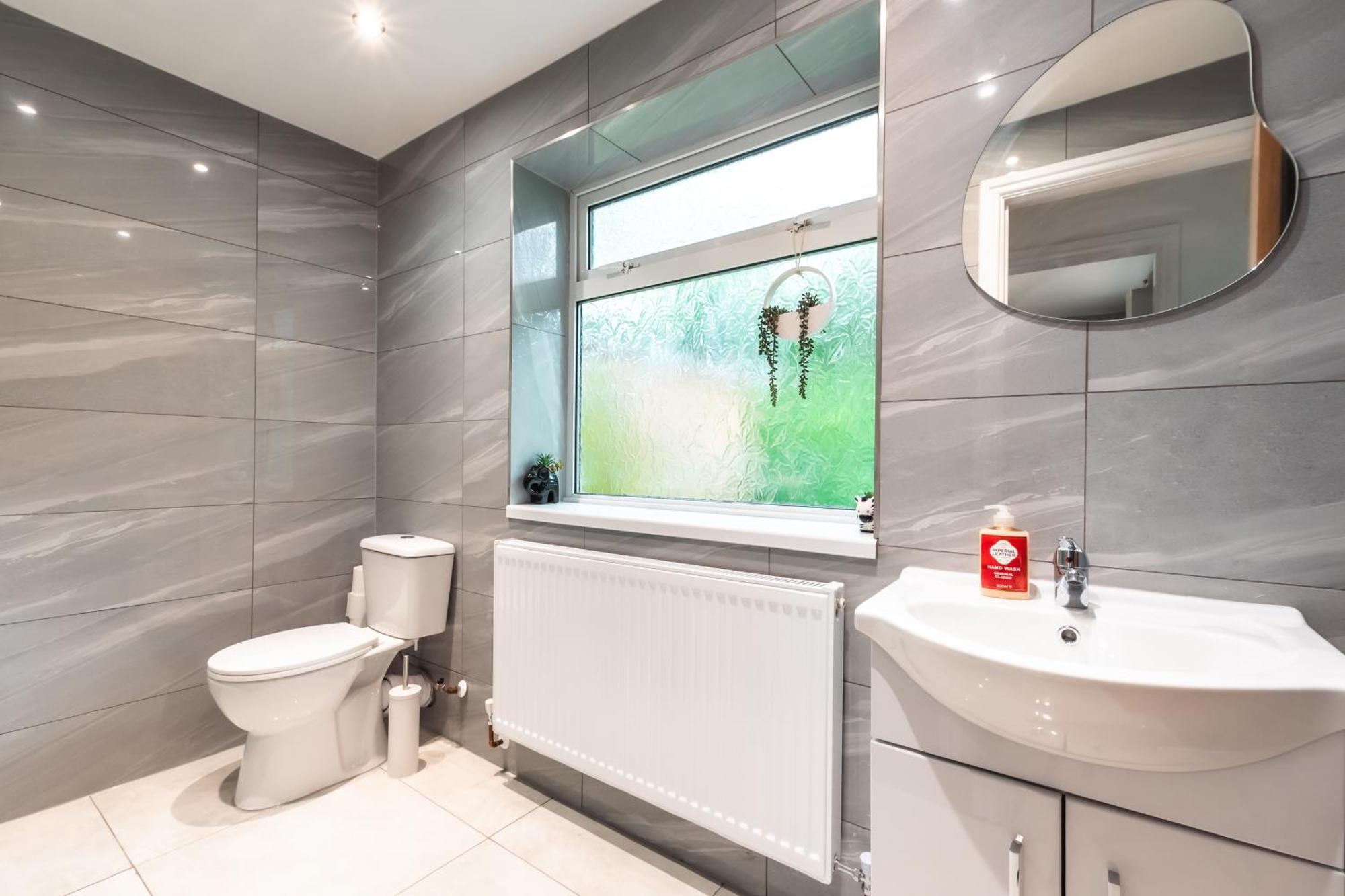 4 Bedrooms, Sleeps 8, Long Term Disc, Driveway * Southampton