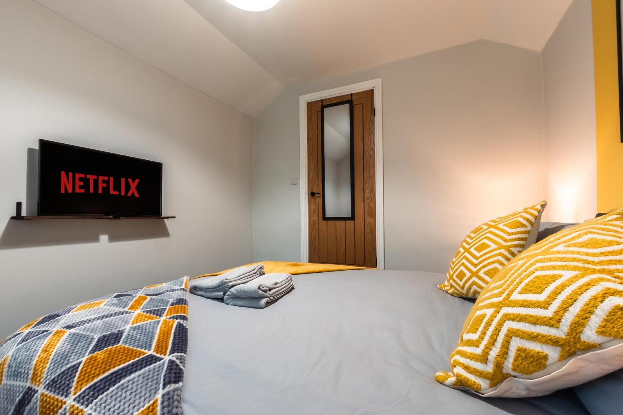 4 Bedrooms, Sleeps 8, Long Term Disc, Driveway * Southampton