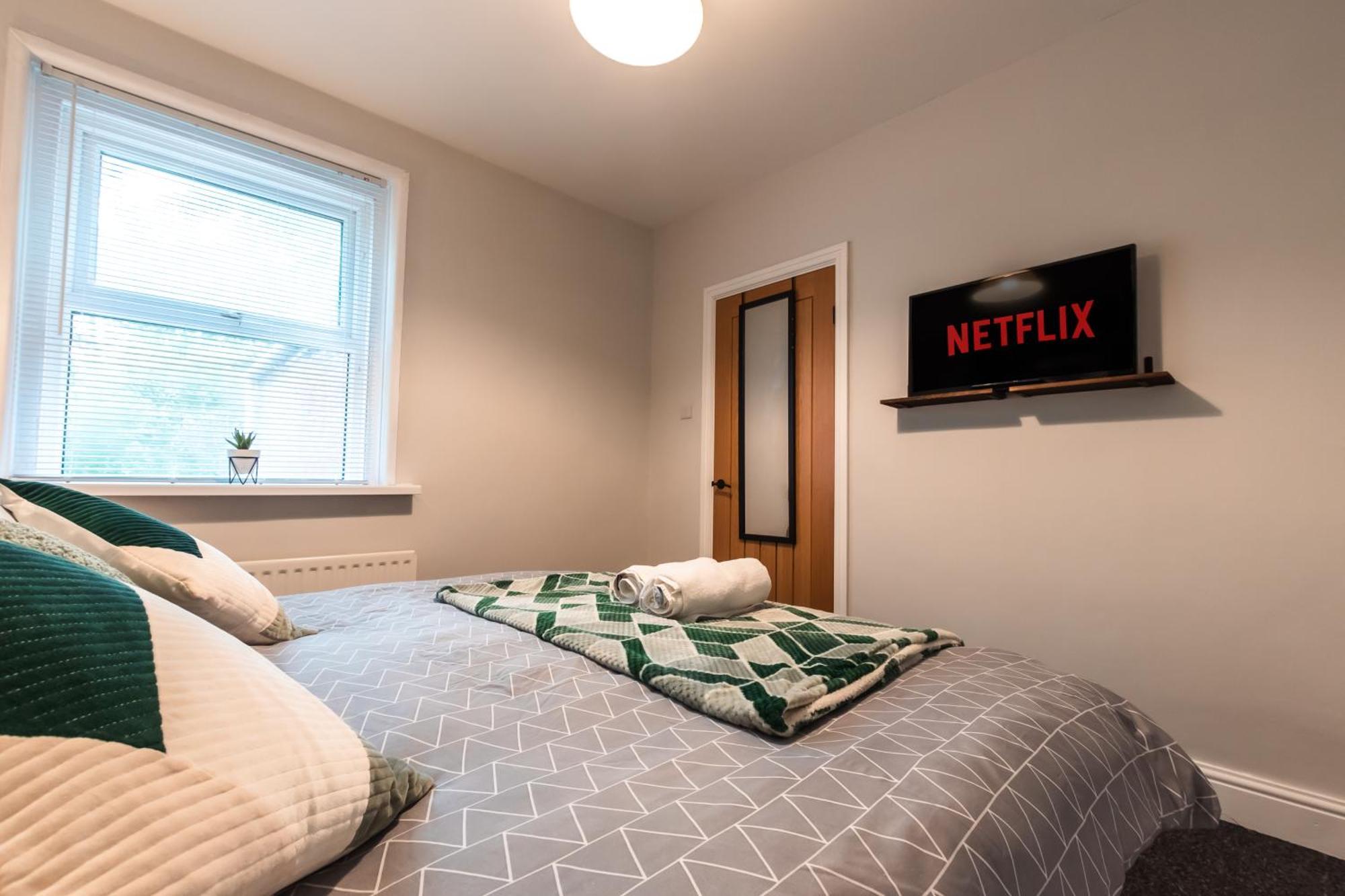 4 Bedrooms, Sleeps 8, Long Term Disc, Driveway Holiday home