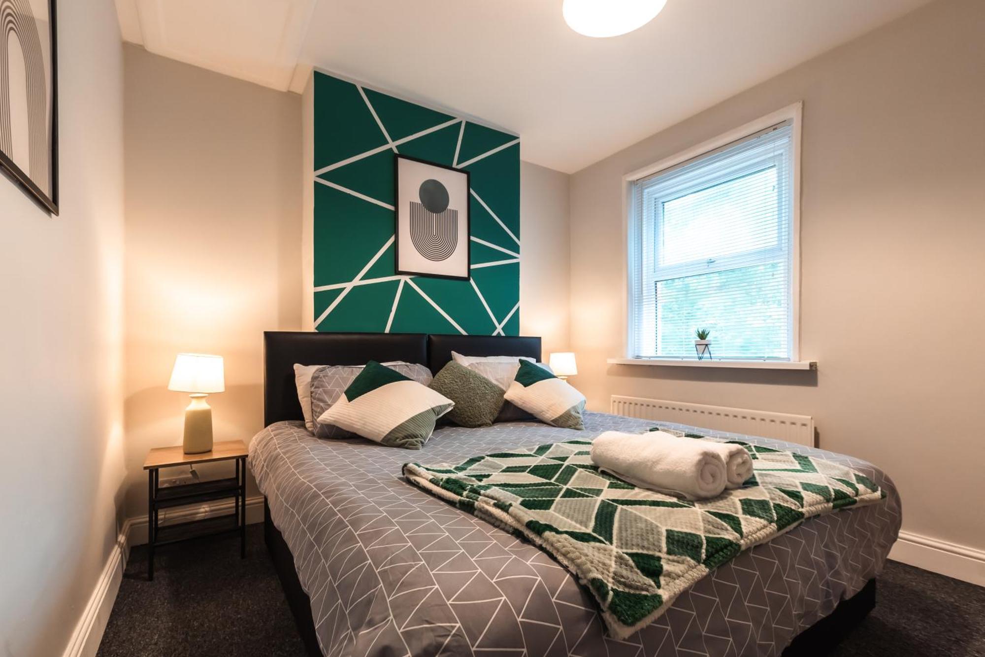 4 Bedrooms, Sleeps 8, Long Term Disc, Driveway Southampton
