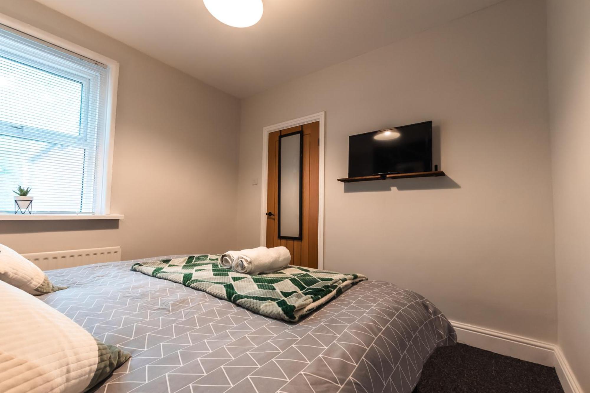 4 Bedrooms, Sleeps 8, Long Term Disc, Driveway