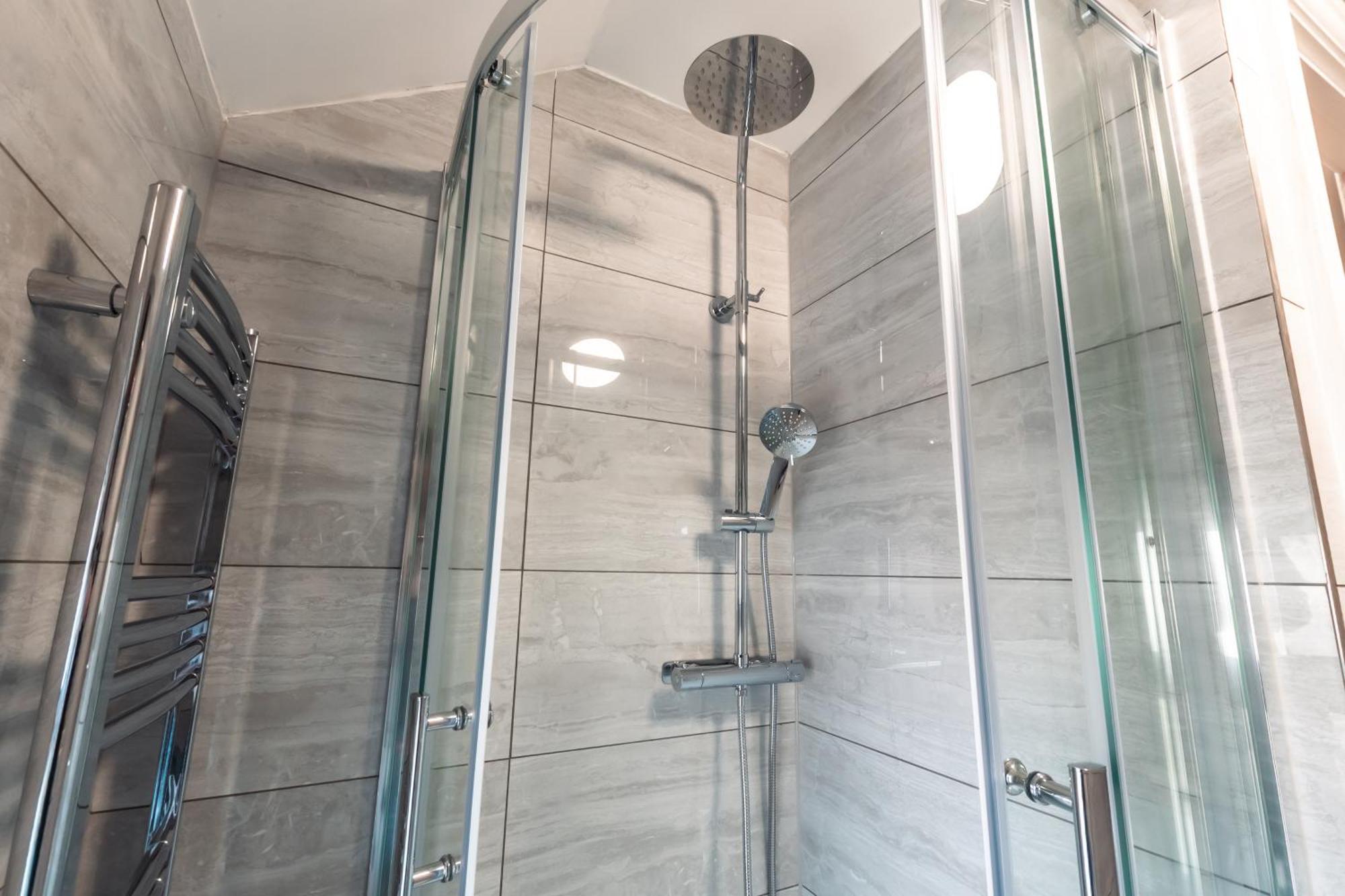 4 Bedrooms, Sleeps 8, Long Term Disc, Driveway *