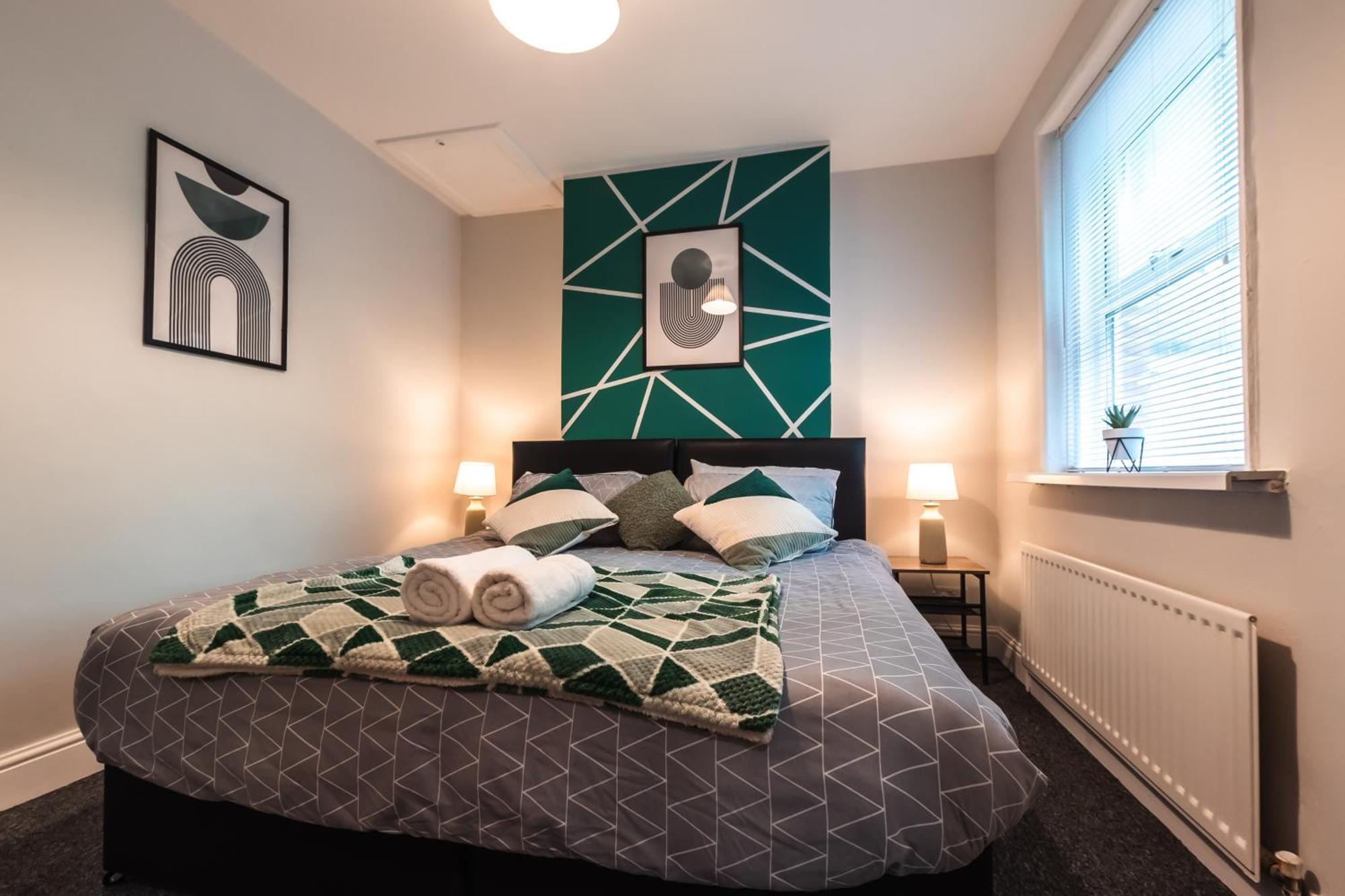 4 Bedrooms, Sleeps 8, Long Term Disc, Driveway Southampton