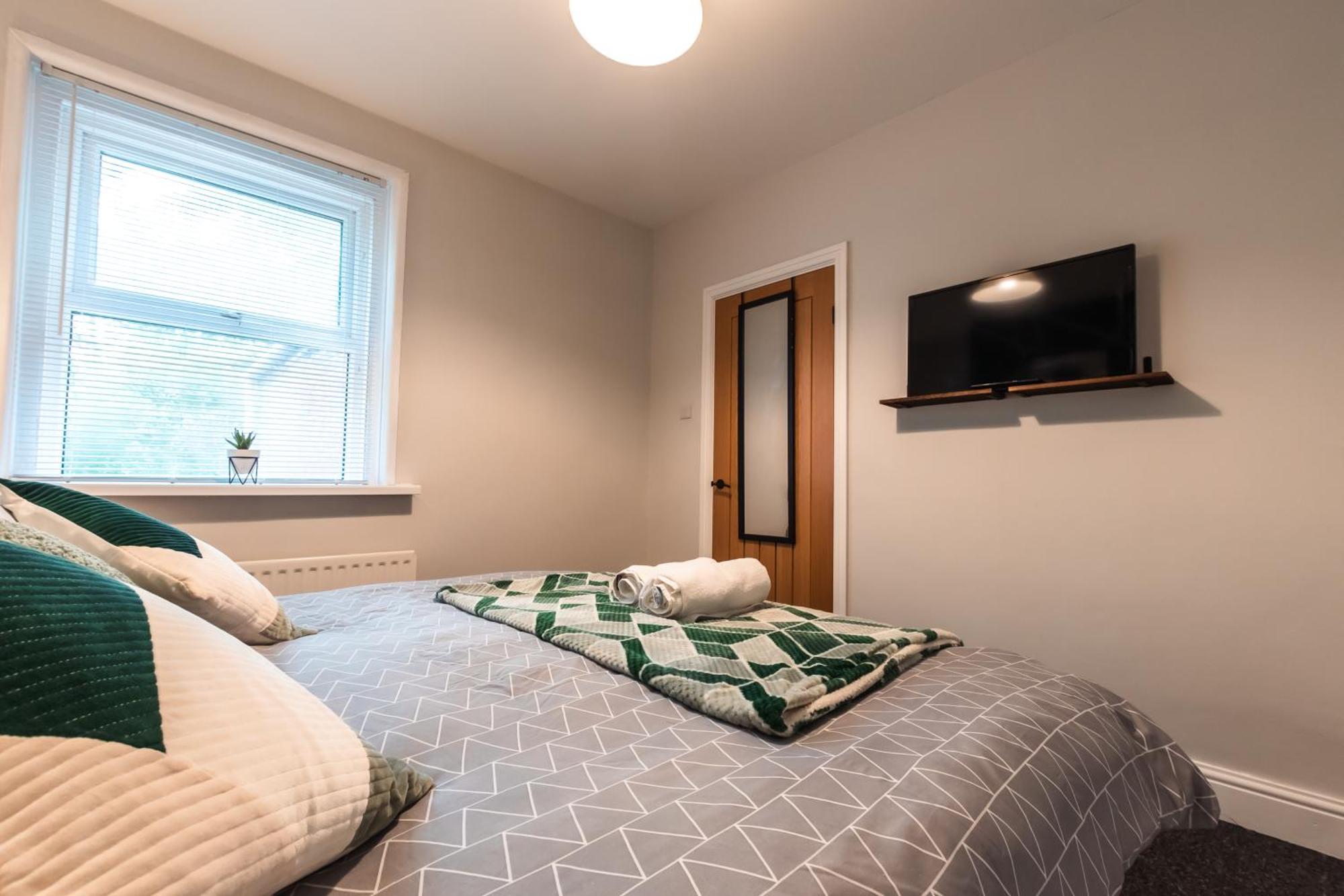 4 Bedrooms, Sleeps 8, Long Term Disc, Driveway Holiday home Southampton