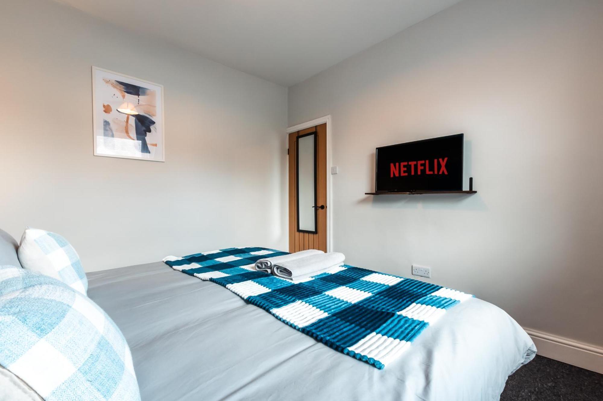 4 Bedrooms, Sleeps 8, Long Term Disc, Driveway