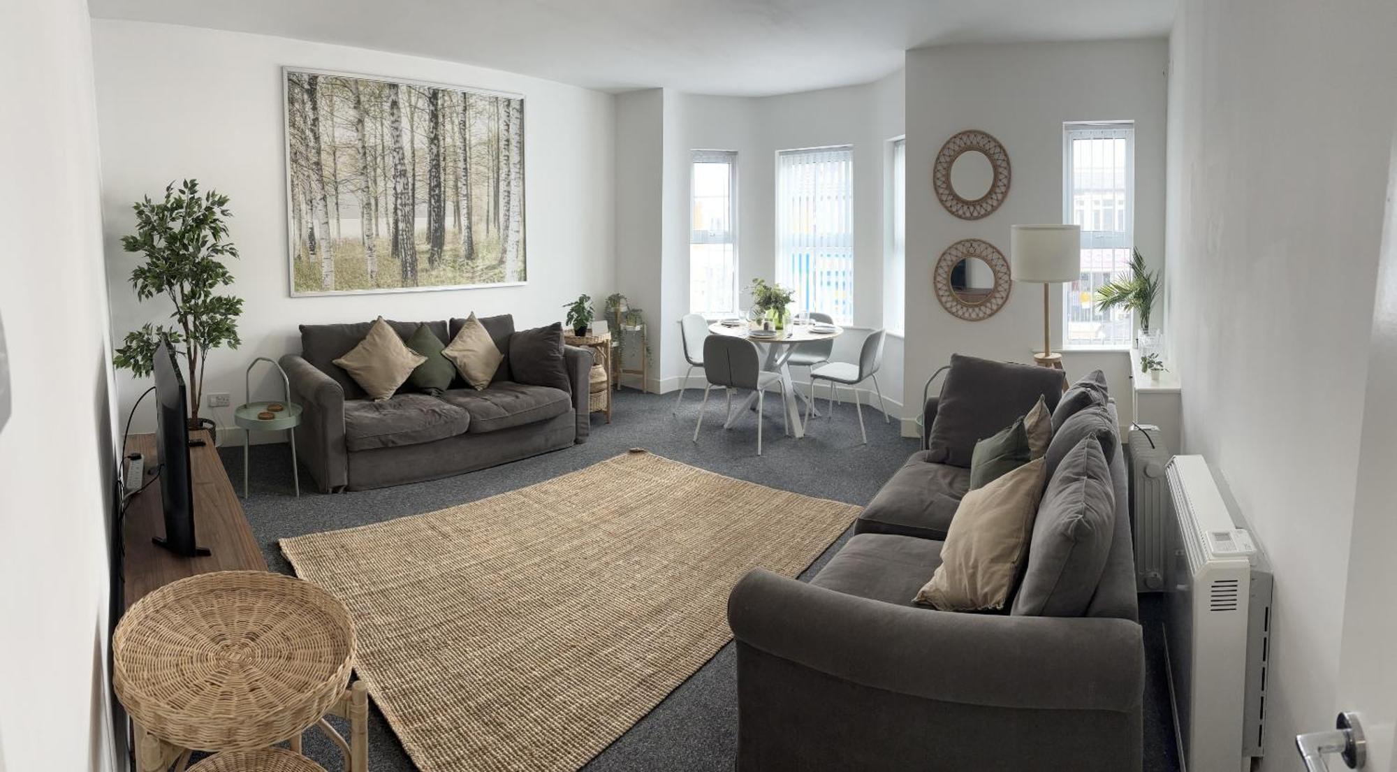 Cosmopolitan - Large 2 Bedroom Apartment *
