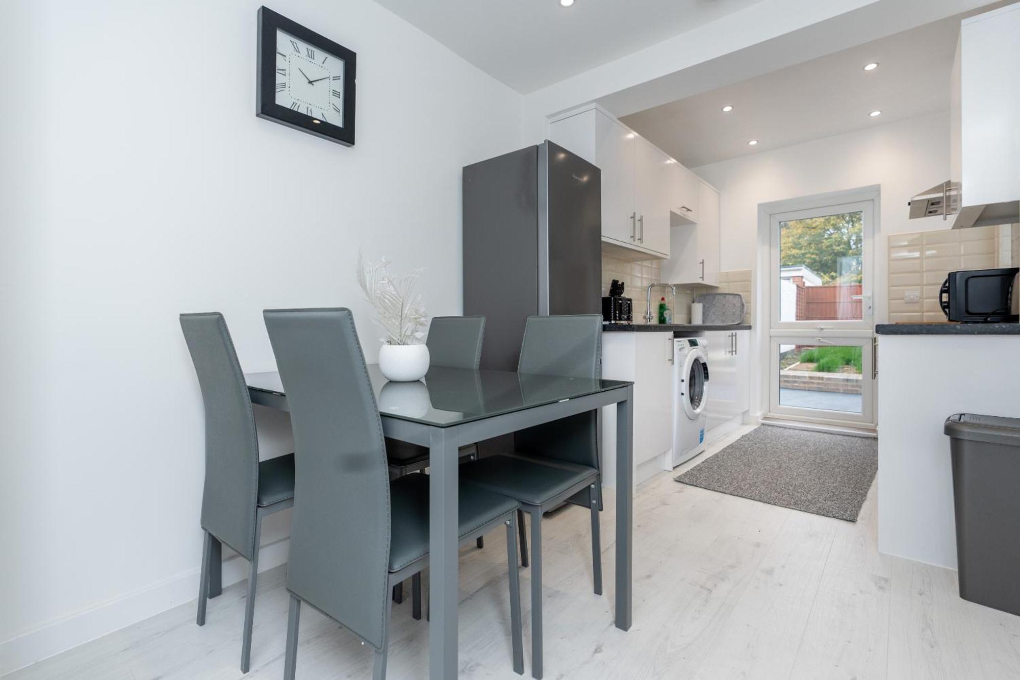 Holiday home The Albany - 4br 2bath House Up To 7 Guests - Free Parking - Big Garden - Smart Tv - Ideal For Contractors And Family *