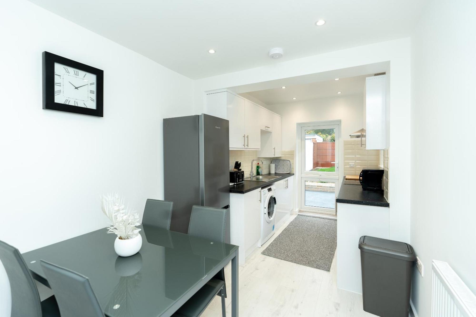 Holiday home The Albany - 4br 2bath House Up To 7 Guests - Free Parking - Big Garden - Smart Tv - Ideal For Contractors And Family *