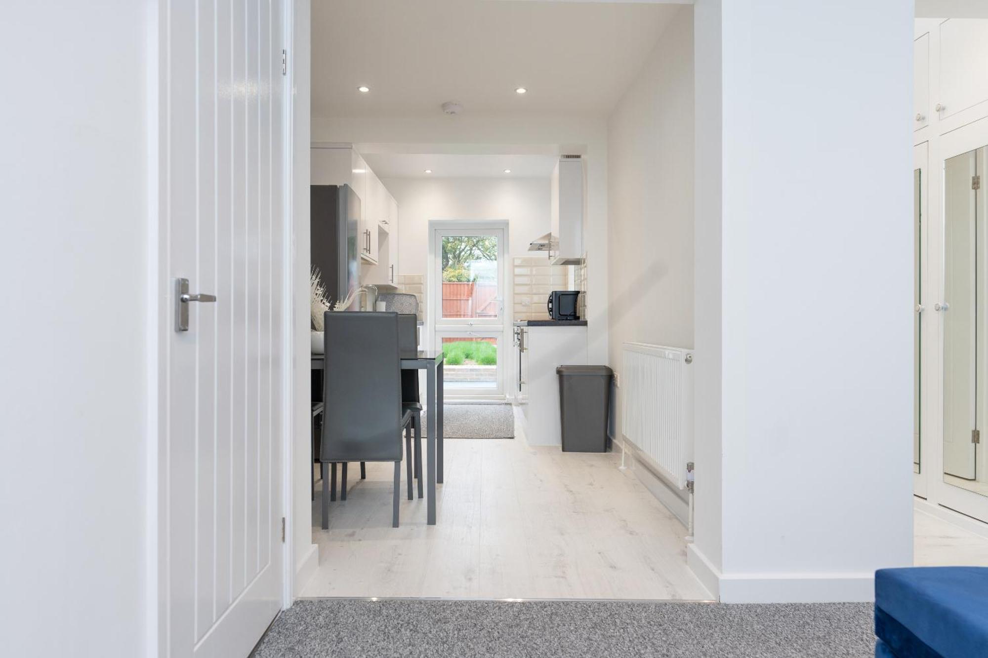 The Albany - 4br 2bath House Up To 7 Guests - Free Parking - Big Garden - Smart Tv - Ideal For Contractors And Family *