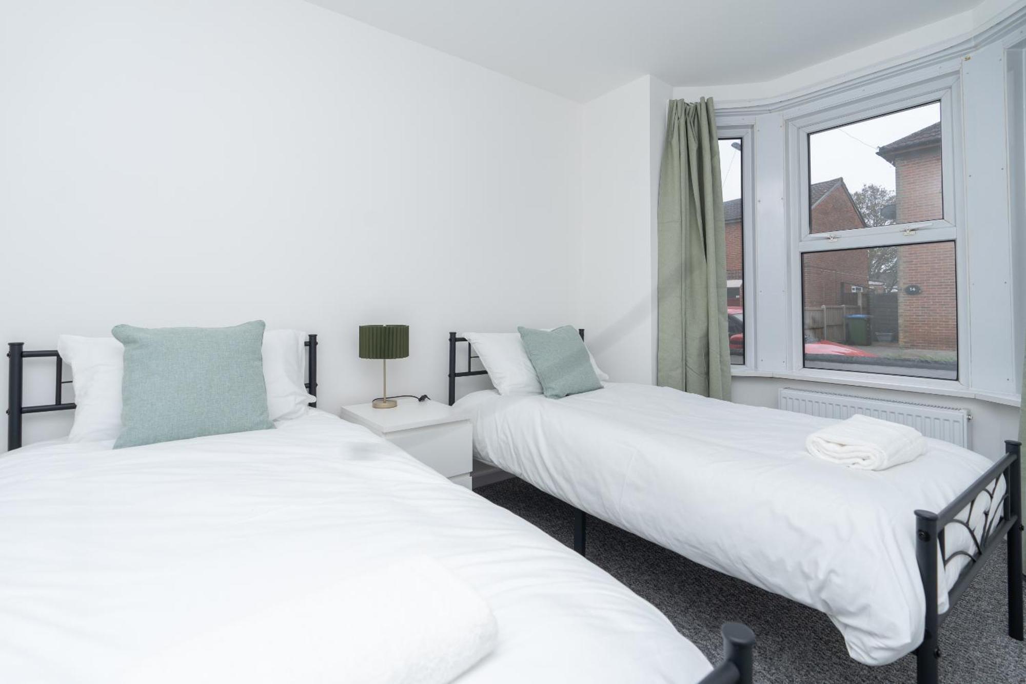 The Albany - 4br 2bath House Up To 7 Guests - Free Parking - Big Garden - Smart Tv - Ideal For Contractors And Family *