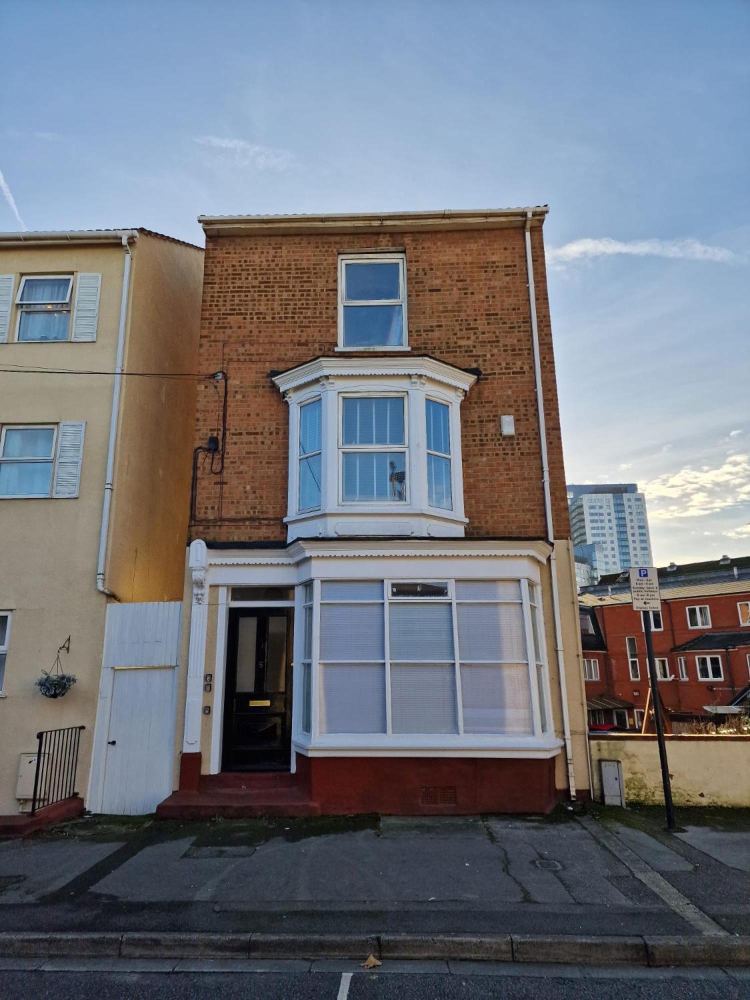 Small Near Ocean Village Apartment *