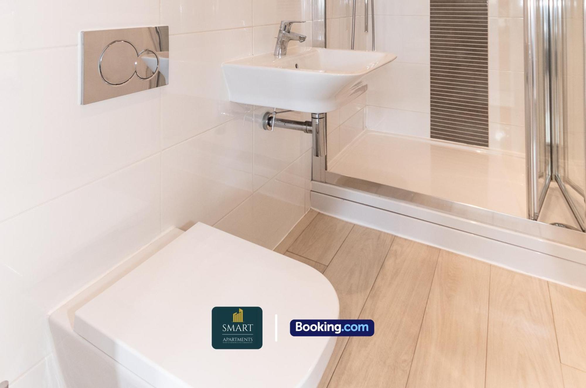 Spacious Center By Smart Short Lets & Serviced With Free Wifi