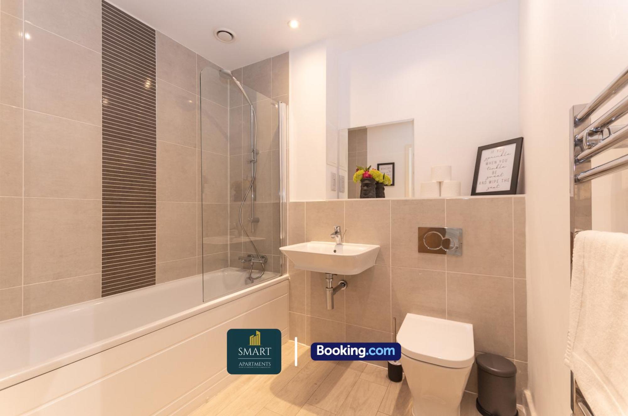 Spacious Center By Smart Short Lets & Serviced With Free Wifi Apartment