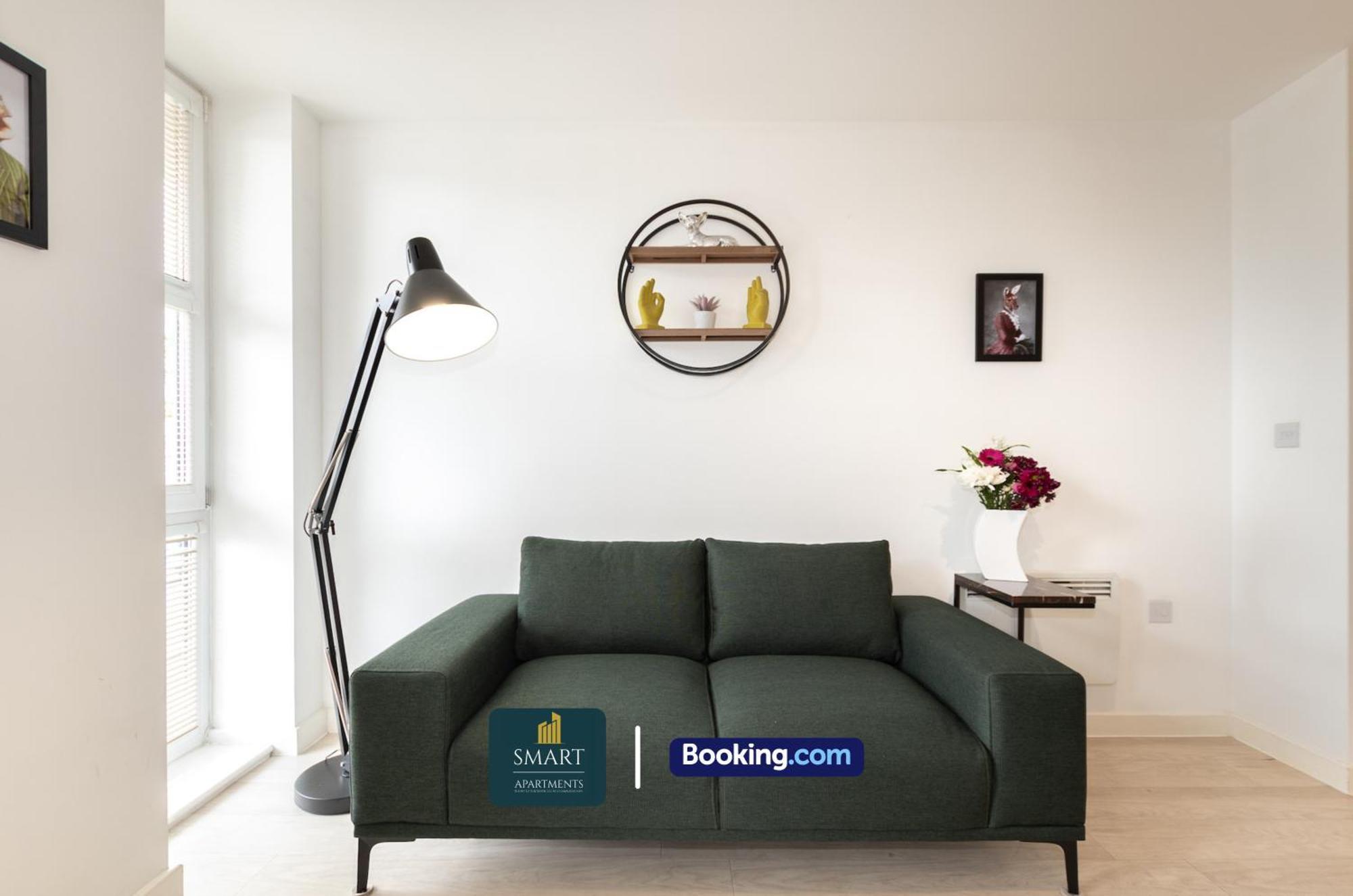 Spacious Center By Smart Short Lets & Serviced With Free Wifi Apartment *