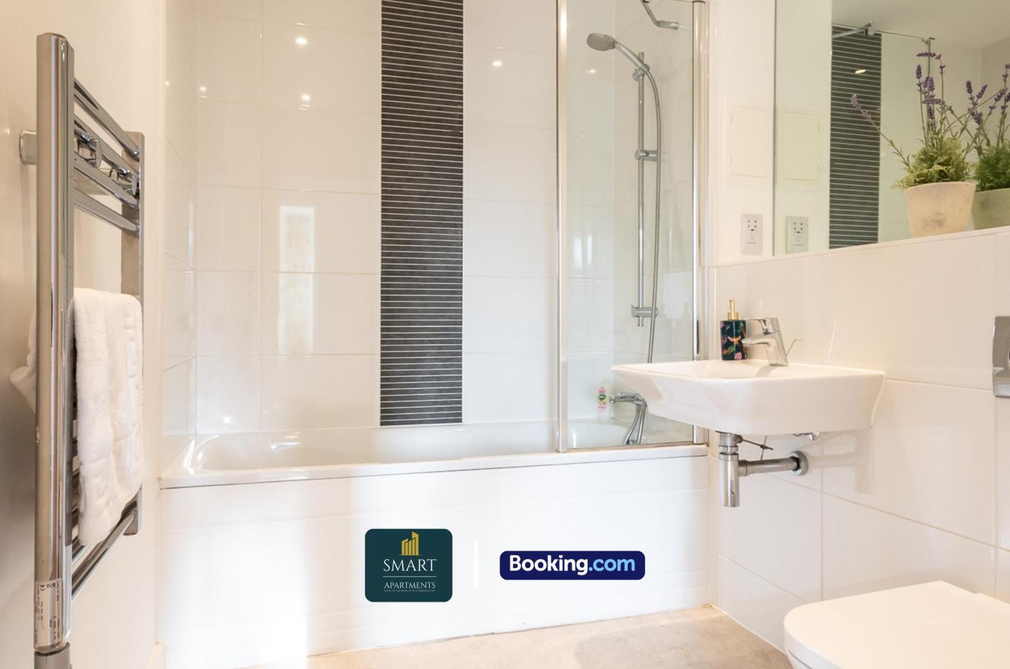 Spacious Center By Smart Short Lets & Serviced With Free Wifi
