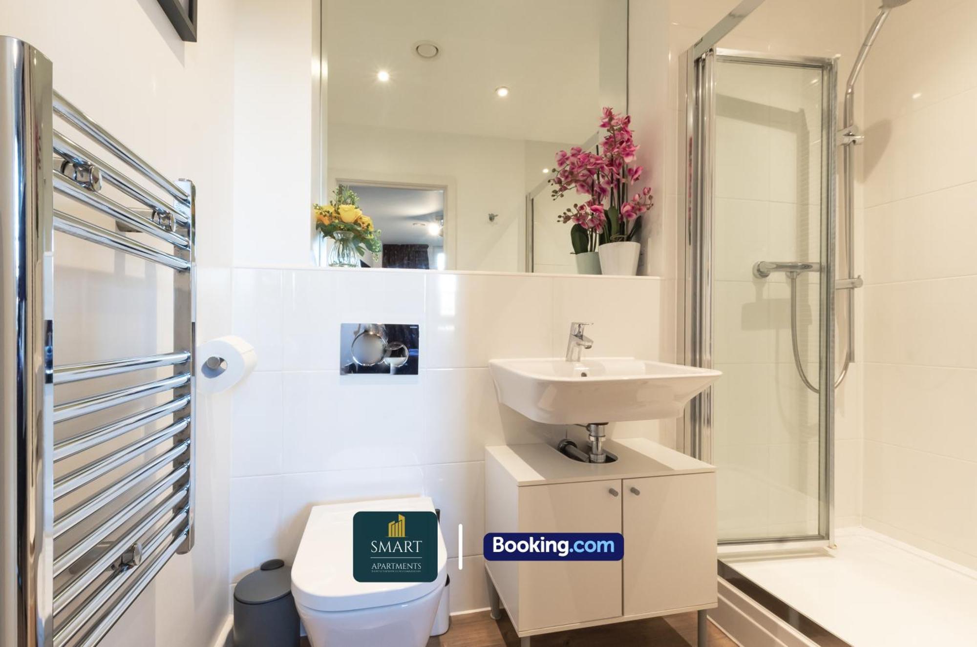 Spacious Center By Smart Short Lets & Serviced With Free Wifi