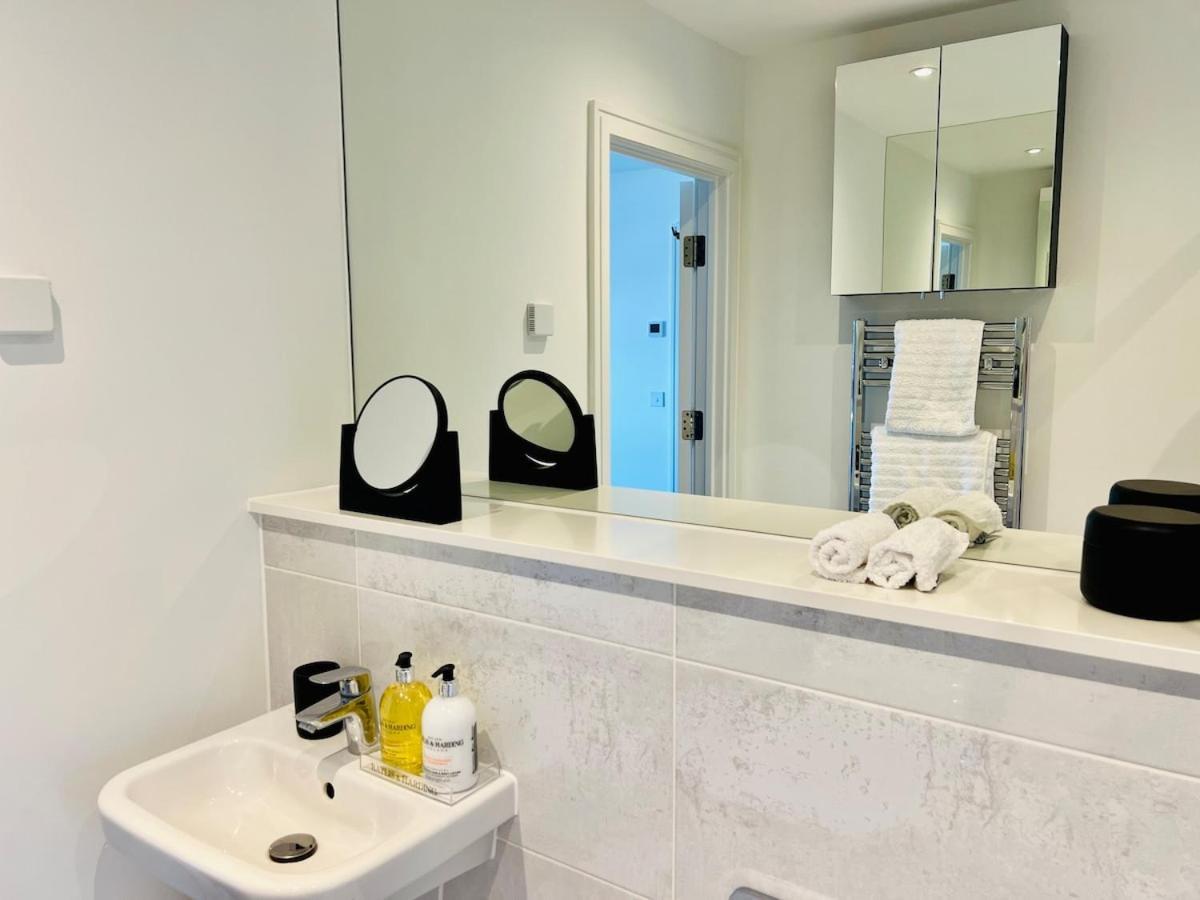 Upscale Contemporary - River Views Apartment Southampton