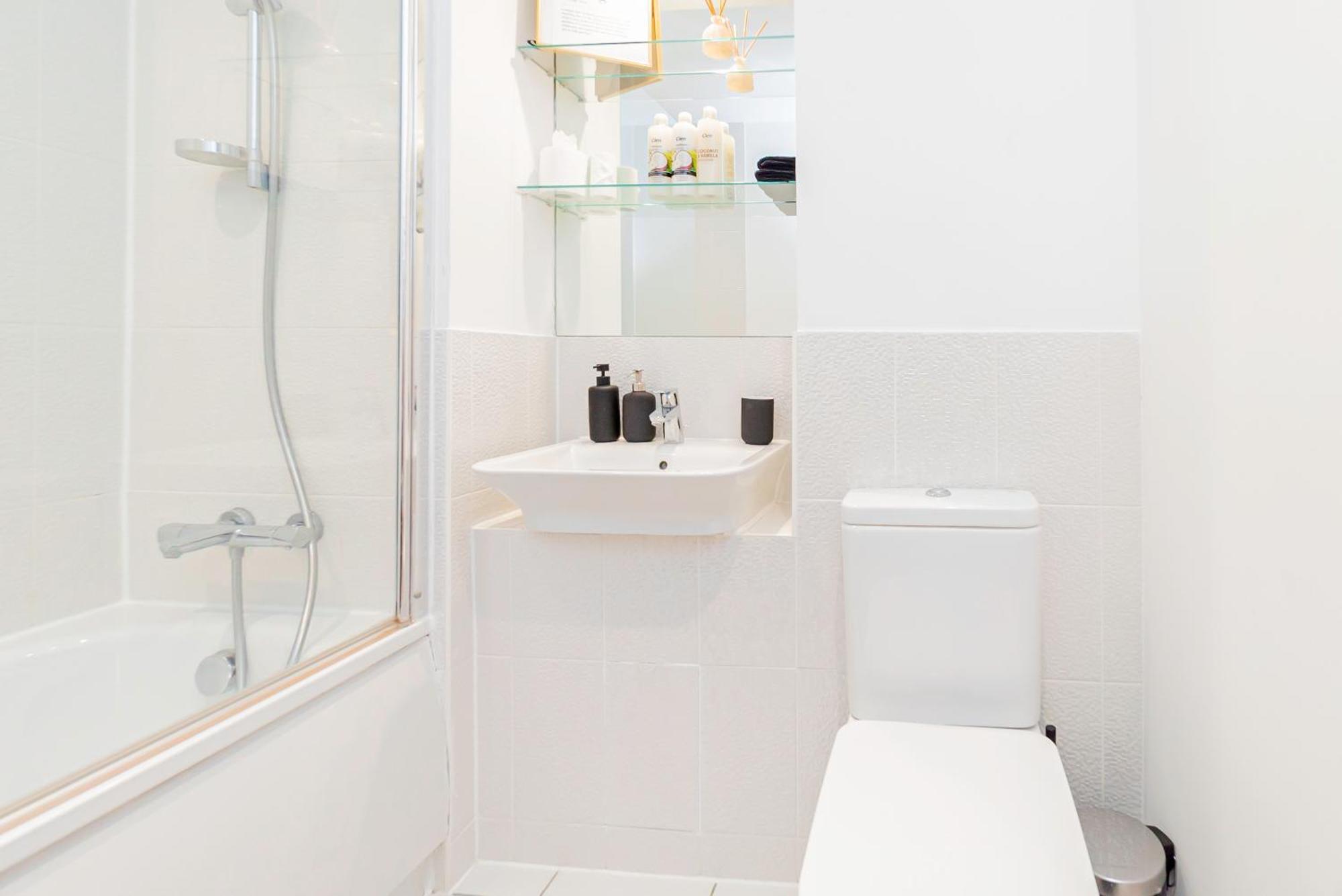 Casa de férias Modern 2Br Retreat In Southampton - Balcony, Free Parking & Wifi *