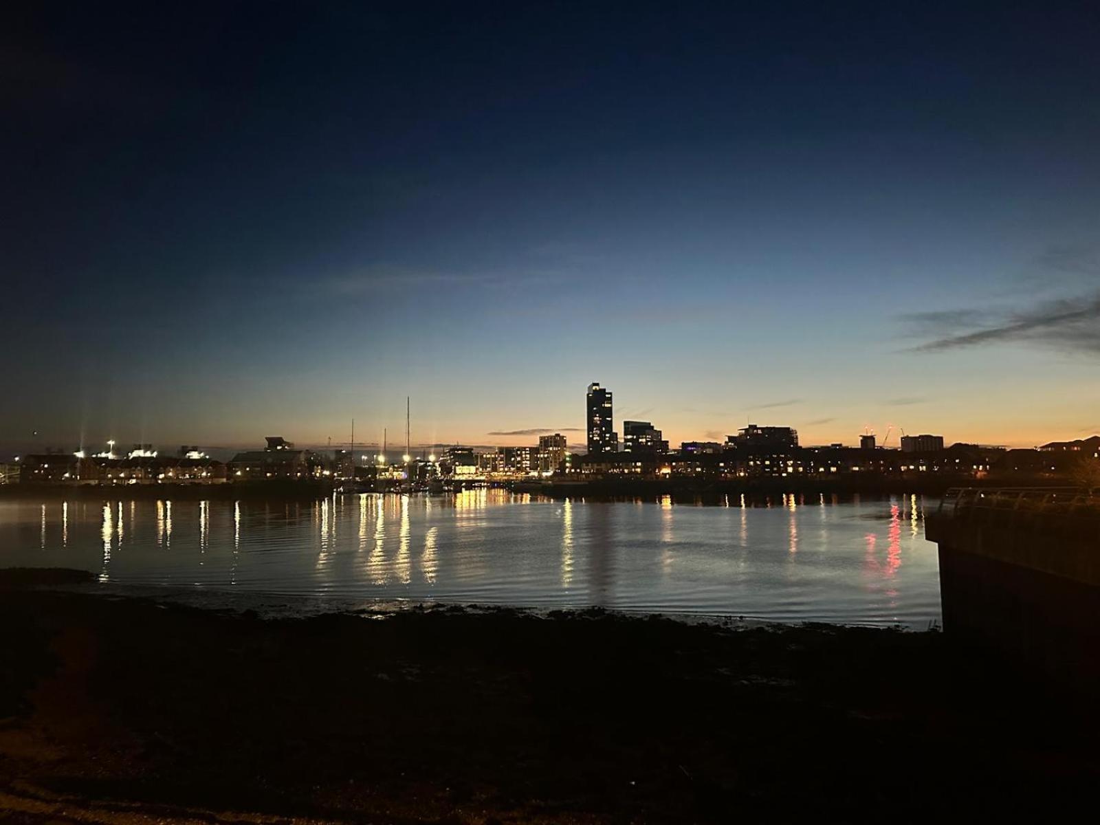 Casa de férias Modern 2Br Retreat In Southampton - Balcony, Free Parking & Wifi *