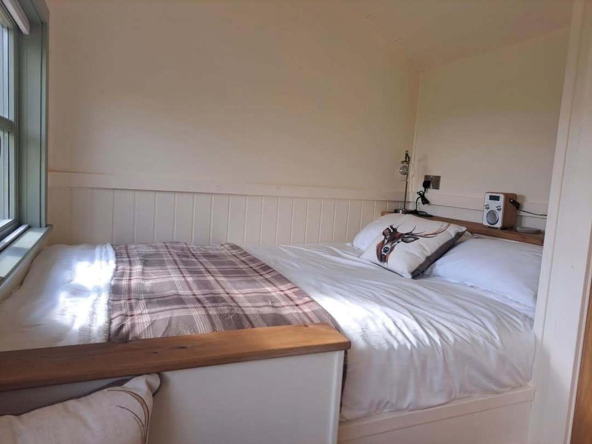 Luxury Shepherds Hut Set In A Countryside Setting Southampton