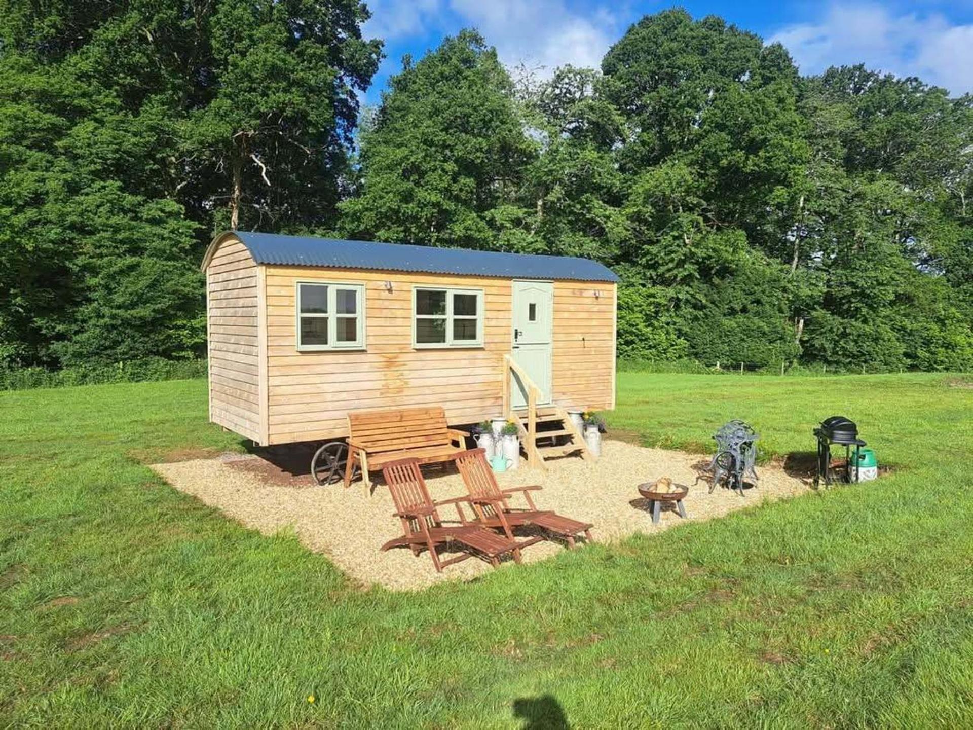 Luxury Shepherds Hut Set In A Countryside Setting *