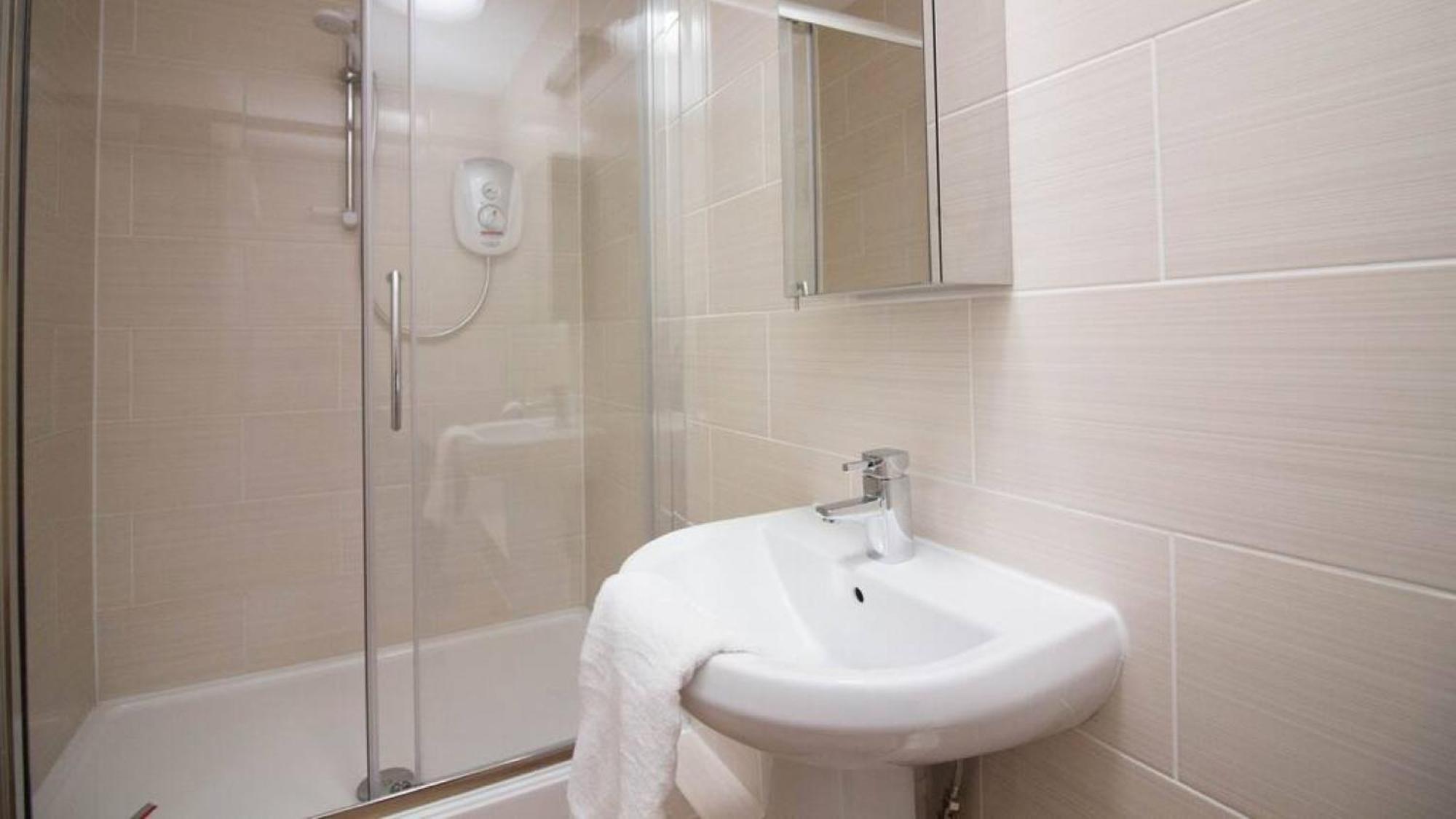 Stayzo Castle Point 18 - Premier *