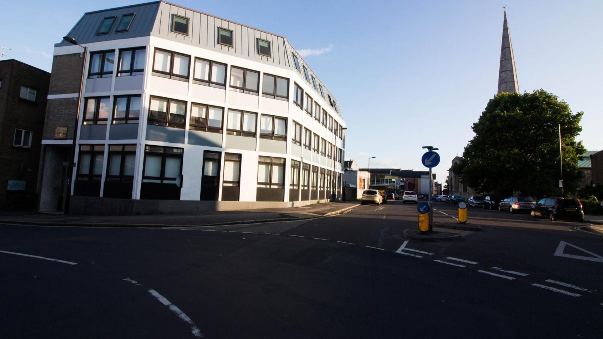 Stayzo Castle Point 18 - Premier * Southampton