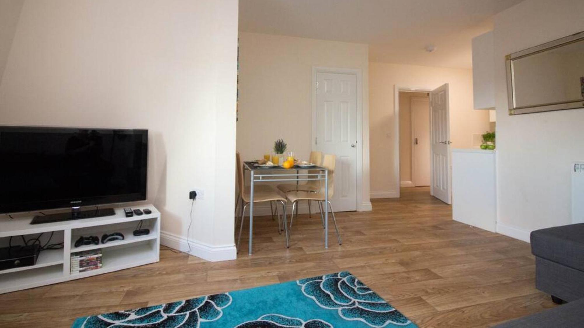 Stayzo Castle Point 18 - Premier Apartment