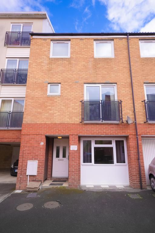 Town Or Country - Clench Street Apartment *