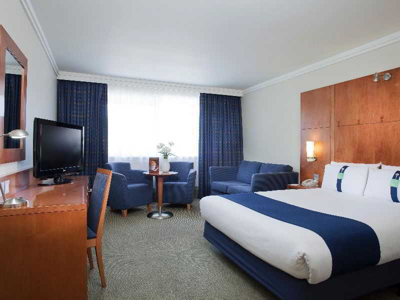 Express West By Ihg Hotel 3*
