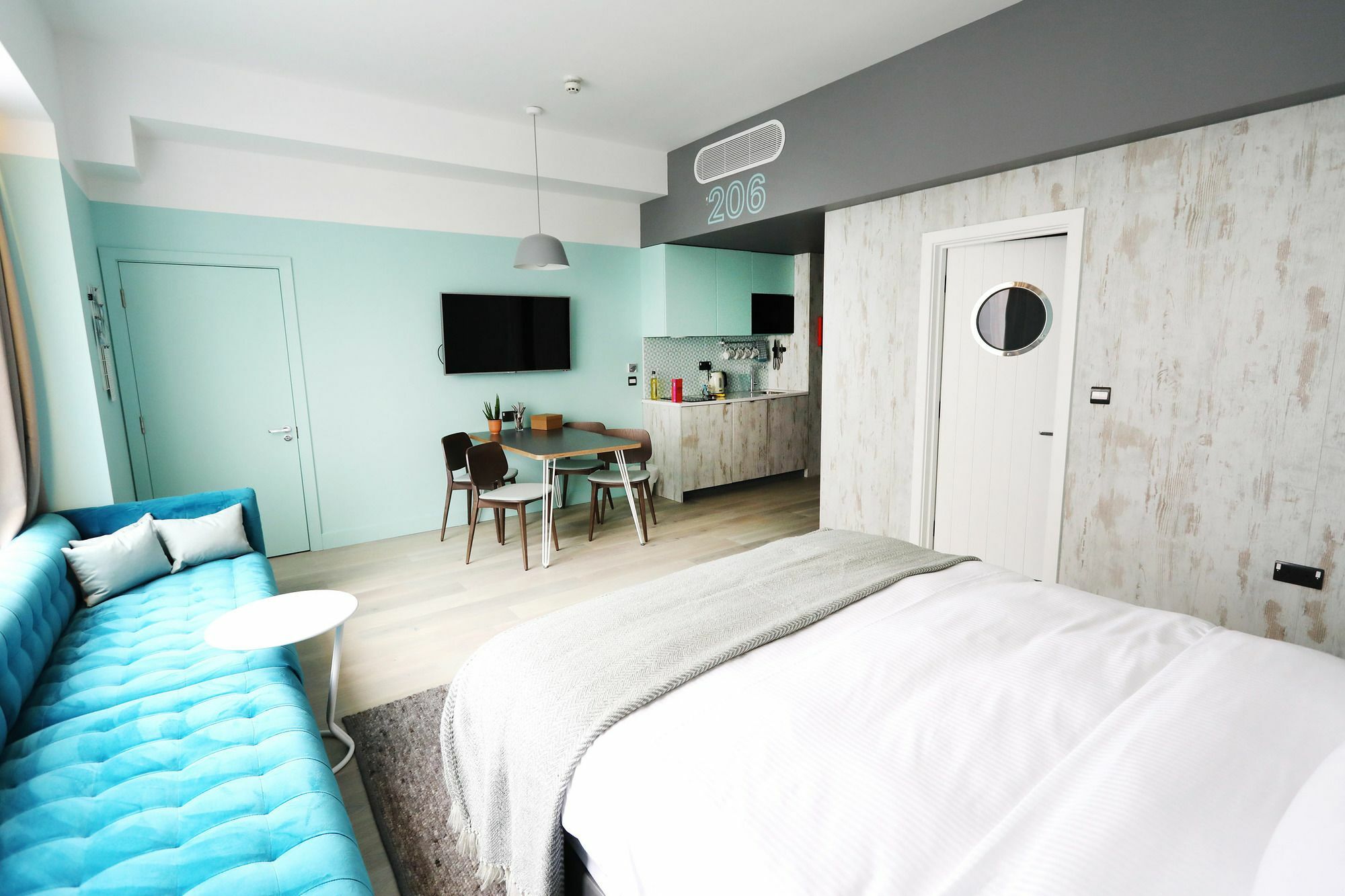 Room2 Hometel 4*