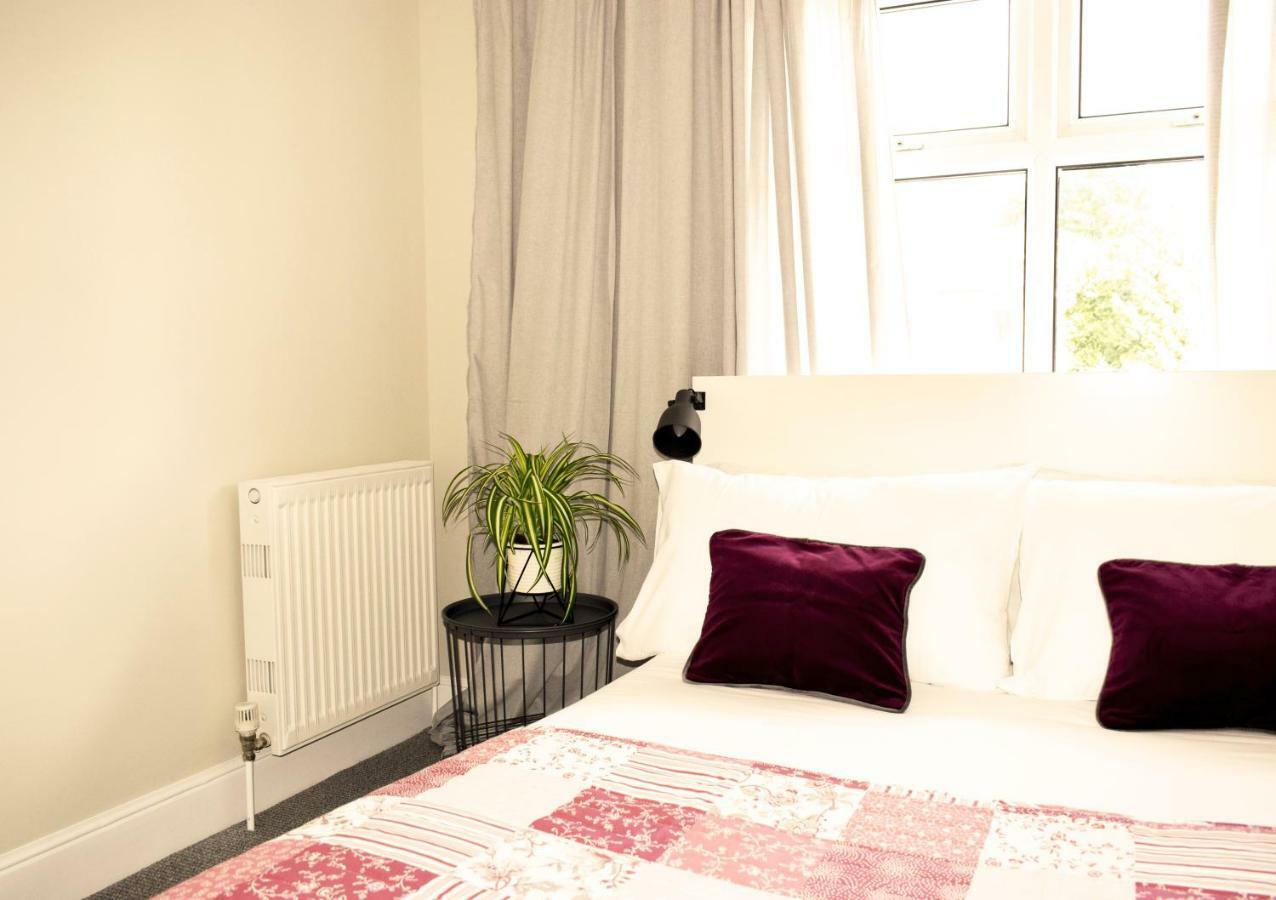 Holiday home Charming Three Bed Near Centre And Hospital *