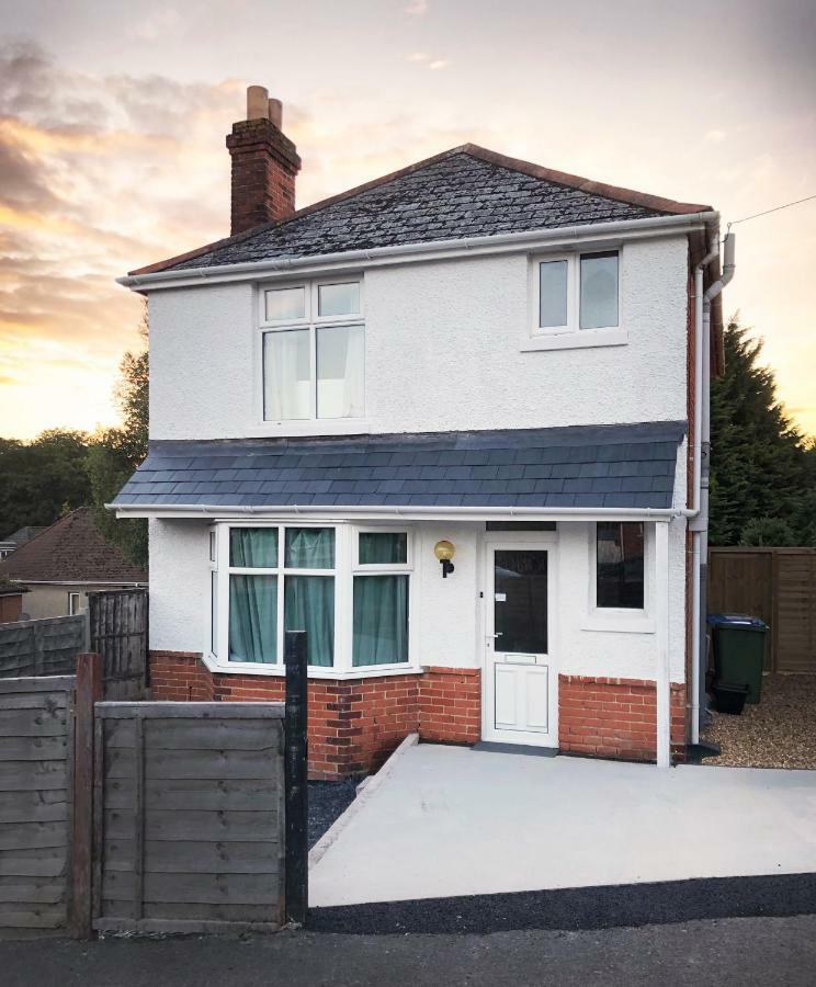 Charming Three Bed Near Centre And Hospital
