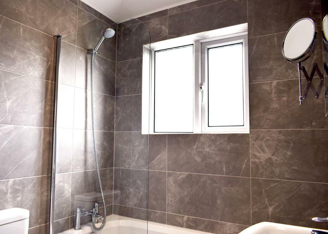 Holiday home Charming Three Bed Near Centre And Hospital *