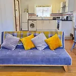 Flat 3 Lovely Spacious Apartment Available For Guests Parking Wifi