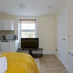 St Mary\'S - Modern Central Huge Studio Apartments