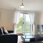 Best Price - Amazing 2 Bed 2 Bath - 4 Singles Or Super King Beds, 10 Min Walk To City Centre, 5 Minute Walk To Mayflower Theatre, Smart Tv, Ensuite, Balcony, Free Parking