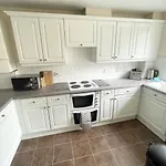 Best Price - Amazing 2 Bed 2 Bath - 4 Singles Or Super King Beds, 10 Min Walk To City Centre, 5 Minute Walk To Mayflower Theatre, Smart Tv, Ensuite, Balcony, Free Parking