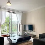 Best Price - Amazing 2 Bed 2 Bath - 4 Singles Or Super King Beds, 10 Min Walk To City Centre, 5 Minute Walk To Mayflower Theatre, Smart Tv, Ensuite, Balcony, Free Parking