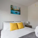 2 Bedroom Apartment Chapel Riverside At Goshen Property Serviced Accommodation Southampton, Free Wifi & Parking