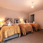 Best Price! - Huge 3 Bed 2 Bath City Centre Top Floor Apartment, Up To 10 Guests - Free Secure Parking - Smart Tv - Singles Or King Size Beds
