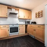 Best Price! - Huge 3 Bed 2 Bath City Centre Top Floor Apartment, Up To 10 Guests - Free Secure Parking - Smart Tv - Singles Or King Size Beds