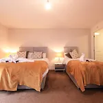 Best Price! - Huge 3 Bed 2 Bath City Centre Top Floor Apartment, Up To 10 Guests - Free Secure Parking - Smart Tv - Singles Or King Size Beds