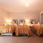 Best Price! - Huge 3 Bed 2 Bath City Centre Top Floor Apartment, Up To 10 Guests - Free Secure Parking - Smart Tv - Singles Or King Size Beds