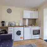 Luxury Burgess Apartments Close To Soton General Hospital
